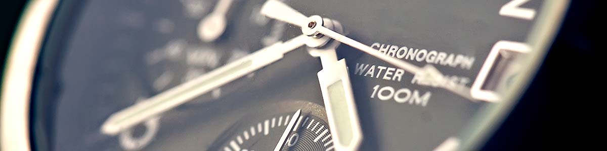 Montre chronographe de luxe en gros plan heure