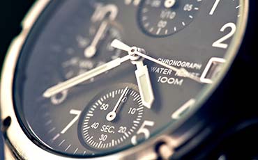 Montre chronographe de luxe en gros plan heure